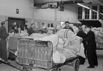 128929 Afbeelding van de Sinterklaasdrukte bij de pakketpost in het Stationspostkantoor (Laan van Puntenburg 5) te Utrecht.